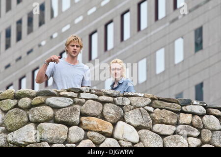 Dakota Fanning et Boyd Holbrook sur l'ensemble de leur nouveau film "très bien les filles' dans Battery Park City, Manhattan. La ville de New York, USA - 19.07.12 Banque D'Images