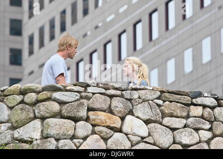 Dakota Fanning et Boyd Holbrook sur l'ensemble de leur nouveau film "très bien les filles' dans Battery Park City, Manhattan. La ville de New York, USA - 19.07.12 Banque D'Images