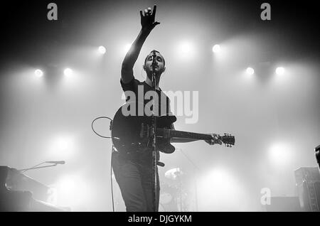 Newcastle, Royaume-Uni. 27 nov., 2013. Tom Smith, de l'indie-rock band Editors joue sur la scène à l'O2 Academy Newcastle. Crédit : Thomas Jackson/Alamy Live News Banque D'Images