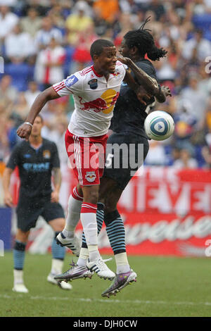 25 Juillet 2010 : New York Red Bulls defender Jeremy Hall (# 17) maintient le cueilleur de Manchester City l'avant John Guidetti (# 25) andduring le jeu tenue à la Barclay, défi Red Bull Arena, Harrison (New Jersey) (Crédit Image : © Anthony Gruppuso/ZUMApress.com) Southcreek/mondial Banque D'Images
