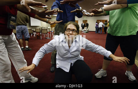 27 juillet 2010 - Memphis, TN, États-Unis - 27 juillet 10 (mwschools) Photo par Mark Weber - Georgian Hills enseignant primaire Marie Helen Oxenbury effectue une danse d'interprétation avec ses collègues lors d'un esprit scientifique dans la classe de mouvement à Memphis City Schools Programme de développement professionnel à l'Eglise baptiste Bellevue mardi après-midi. Les écoles de la ville 4000 enseignants prendront part à la thr Banque D'Images