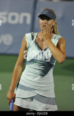 27 juillet 2010 - Stanford, Californie, États-Unis d'Amérique - 27 juillet 2010 : Maria Sharapova (RUS) célèbre après avoir battu Jie Zheng (CHN) à la Bank of the West Classic au Taube Family Tennis Center à Stanford, CA..Crédit obligatoire : Matt Cohen / Southcreek Global (Image Crédit : © Southcreek/ZUMApress.com) mondial Banque D'Images