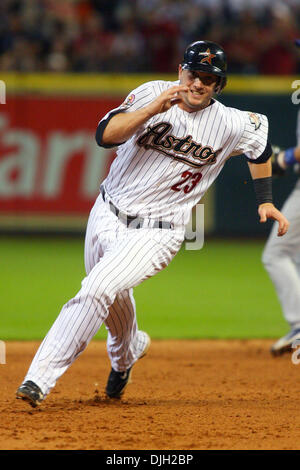 27 juillet 2010 - Houston, Texas, États-Unis d'Amérique - 27 juillet 2010 : Baseball Houston Astros Chris Johnson (23) tours deuxième et troisième chefs de base dans la 5ème manche de Astros. Les Astros de Houston défait les Chicago Cubs 6 - 1 au Minute Maid Park, Houston, Texas..Mandatory Crédit : Luis Leyva/Southcreek Global (Image Crédit : © Southcreek/ZUMApress.com) mondial Banque D'Images