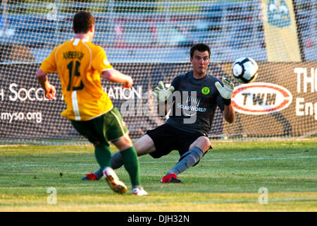 28 juillet 2010 - Fenton, Missouri, États-Unis d'Amérique - 28 juillet 2010 : AC St Louis en avant Mike Ambersley (15) obtient la balle passé Portland Timbers gardien Steve Cronin, pour la première de trois buts dans l'Ambersley AC 3-0 victoire de Saint-Louis. AC St Louis de la Fédération des États-Unis de football (USSF) Division 2 défait les Timbers de Portland par un score de 3-0 sur Mercredi Juillet Banque D'Images