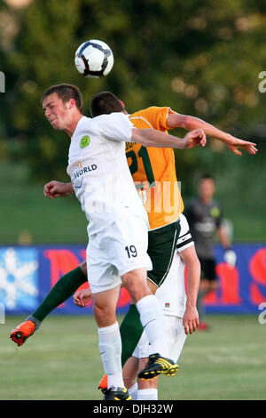 28 juillet 2010 - Fenton, Missouri, États-Unis d'Amérique - 28 juillet 2010 : Portland Timbers Avant George Josten (19) et à l'AC Saint Louis marque le milieu de floraison (21) haut de foe un ballon. tête AC St Louis de la Fédération des États-Unis de football (USSF) Division 2 défait les Timbers de Portland par un score de 3-0 le mercredi 28 juillet 2010 à Anheuser-Busch Soccer Park à Fenton, au Missouri. Banque D'Images