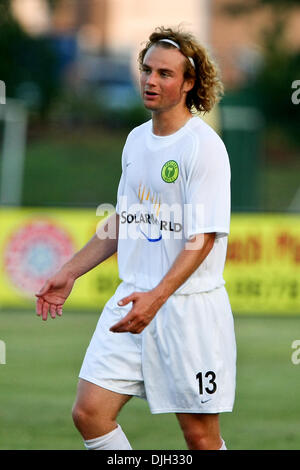 28 juillet 2010 - Fenton, Missouri, États-Unis d'Amérique - 28 juillet 2010 : Portland Timbers Defender Stephen Keel (13). AC St Louis de la Fédération des États-Unis de football (USSF) Division 2 défait les Timbers de Portland par un score de 3-0 le mercredi 28 juillet 2010 à Anheuser-Busch Soccer Park à Fenton, au Missouri. La saison prochaine, le Portland Timbers jouera à la Ligue Majeure Soc Banque D'Images