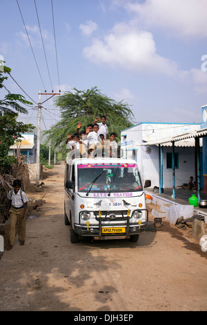 Garçons de l'école indienne sur le dessus d'un taxi mini bus prises à l'école. L'Andhra Pradesh, Inde Banque D'Images