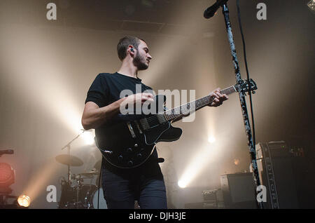 Newcastle, Royaume-Uni. 27 nov., 2013. Tom Smith, de l'indie-rock band Editors joue sur la scène à l'O2 Academy Newcastle. Crédit : Thomas Jackson/Alamy Live News Banque D'Images