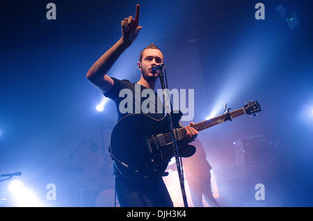 Newcastle, Royaume-Uni. 27 nov., 2013. Tom Smith, de l'indie-rock band Editors joue sur la scène à l'O2 Academy Newcastle. Crédit : Thomas Jackson/Alamy Live News Banque D'Images