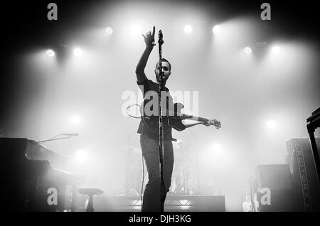 Newcastle, Royaume-Uni. 27 nov., 2013. Tom Smith, de l'indie-rock band Editors joue sur la scène à l'O2 Academy Newcastle. Crédit : Thomas Jackson/Alamy Live News Banque D'Images