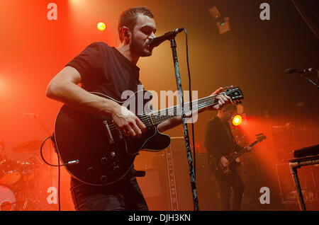 Newcastle, Royaume-Uni. 27 nov., 2013. Tom Smith, de l'indie-rock band Editors joue sur la scène à l'O2 Academy Newcastle. Crédit : Thomas Jackson/Alamy Live News Banque D'Images