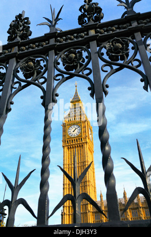 Big Ben et des chambres du Parlement vu par des garde-corps ornemental, la place du Parlement, Westminster, London, England, UK Banque D'Images