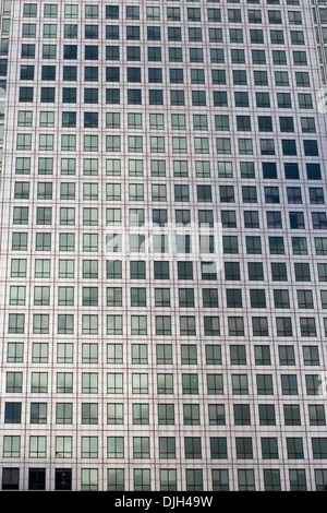 Abstraite de bâtiments dans le quartier des affaires Canary Wharf situé dans la région de Tower Hamlets, Londres, Royaume-Uni Banque D'Images