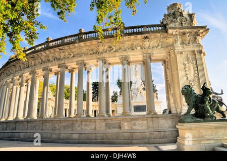 Colonnade entourant le roi Alfonso XII monument, Parque del Buen Retiro, Madrid, Espagne Banque D'Images
