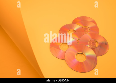Six dvd sur fond jaune Banque D'Images