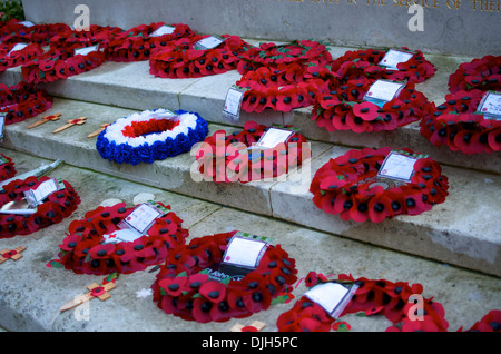 Des couronnes de coquelicots sur Norwich Monument commémoratif de guerre du Canada durant le dimanche du Jour du Souvenir Banque D'Images