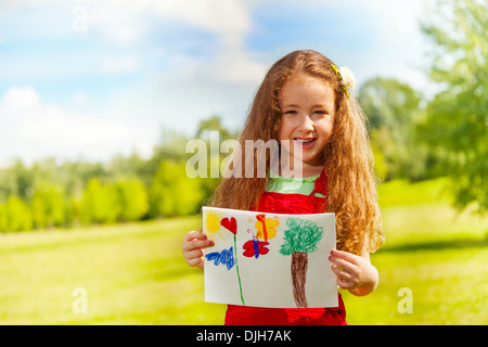 Closeup portrait of beautiful 6 ans, fille, debout dans le parc avec l'image peinte sur la journée d'été Banque D'Images