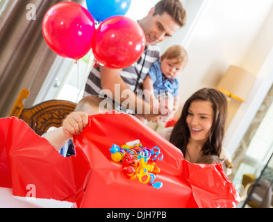 L'ouverture de boîte-cadeau anniversaire garçon Banque D'Images