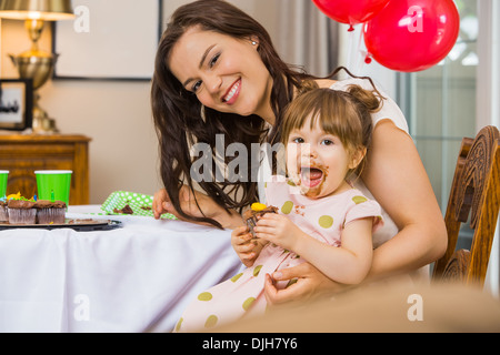 Happy Woman Eating Cake Banque D'Images