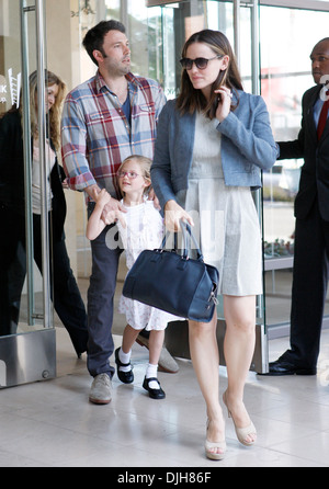 Jennifer Garner Ben Affleck et leur fille Violet vu quitter la Banque nationale dans la région de Beverly Hills Los Angeles Californie - Banque D'Images