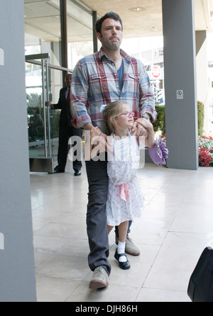 Jennifer Garner Ben Affleck et leur fille Violet vu quitter la Banque nationale dans la région de Beverly Hills Los Angeles Californie - Banque D'Images