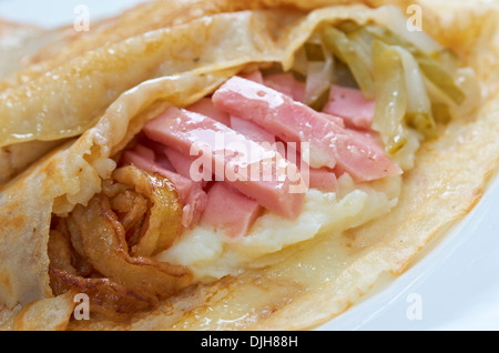 Crêpes au jambon et pommes de terre farcies,onion,le concombre. Faible profondeur de champ. Banque D'Images