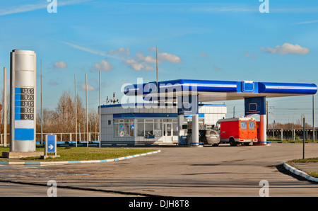Station de gaz sur un fond de ciel Banque D'Images