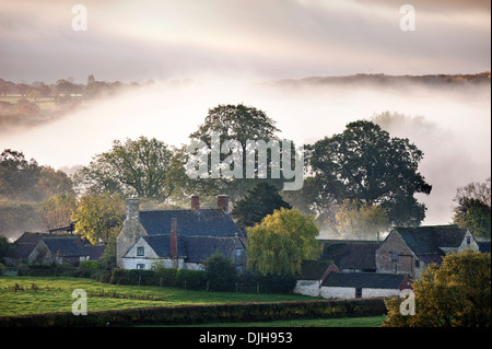 Une ferme entourée par la couleur en automne sur un matin brumeux près de Wotton-under-edge dans les Cotswolds Gloucestershire UK Banque D'Images
