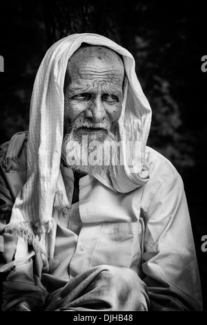 Ancien village indien pauvre homme. L'Andhra Pradesh, Inde. Le noir et blanc Banque D'Images