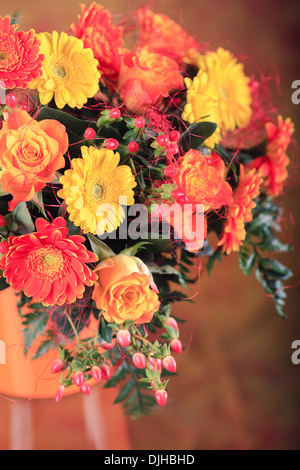 Bouquet de gerberas et de roses sur la table Banque D'Images