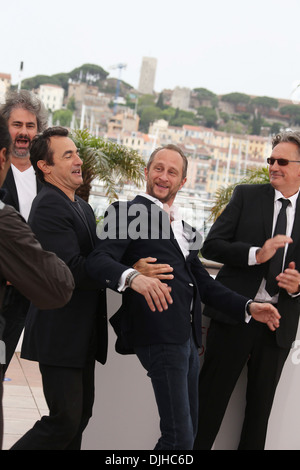 Directeur Gustave de Kervern (l-r) acteurs Albert Dupontel Benoit Poelvoorde et directeur Benoit Delepine Le Grand Soir photocall Banque D'Images