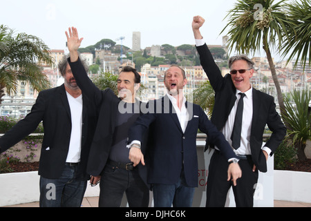 Directeur Gustave de Kervern (l-r) acteurs Albert Dupontel Benoit Poelvoorde et directeur Benoit Delepine Le Grand Soir photocall Banque D'Images