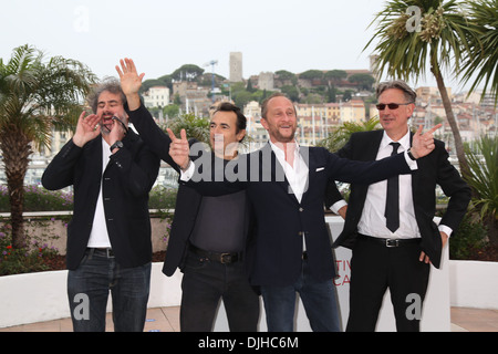 Directeur Gustave de Kervern (l-r) acteurs Albert Dupontel Benoit Poelvoorde et directeur Benoit Delepine Le Grand Soir photocall Banque D'Images