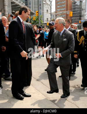 Dalton McGuinty, premier ministre de l'Ontario et le prince Charles prince de Galles arrivant à l'Université Ryerson pour Digital Media Zone Banque D'Images