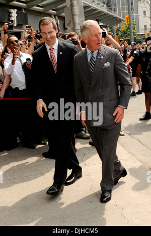 Dalton McGuinty, premier ministre de l'Ontario et le prince Charles prince de Galles arrivant à l'Université Ryerson pour Digital Media Zone Banque D'Images