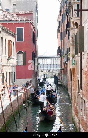 Gondoles, Canal, Venice, Veneto, Italy, Europe Banque D'Images