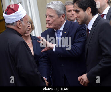 Münster, Allemagne. 28 nov., 2013. Gouvernement fédéral Le Président Joachim Gauck (C) et son épouse Daniela Schadt dire au revoir à la tête du centre pour la théologie islamique Mouhanad Khorchide (ZIT) (R) et l'Imam Mahmoud Azab (L) en face de l'université de Münster, Allemagne, 28 novembre 2013. Le centre islamique informe les chercheurs et les enseignants qui veulent enseigner la religion islamique sur la classe. Photo : Caroline Seidel/dpa/Alamy Live News Banque D'Images