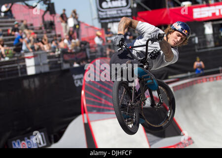 29 juillet 2010 - Los Angeles, CA, États-Unis d'Amérique - 29 juillet 2010 : Corey Bohan tweaks au X-Games au cours de BMX Park élimination à Los Angeles, CA. Crédit obligatoire : Josh Chapelle / Southcreek Global (Image Crédit : © Southcreek/ZUMApress.com) mondial Banque D'Images