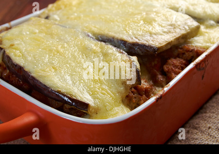 La moussaka d'agneau avec fromage aubergine dans la cuisson.Formulaire de style ferme Banque D'Images