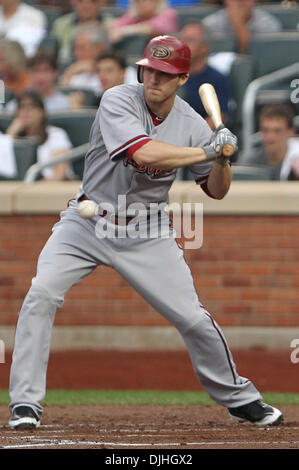 30 juillet 2010 - Flushing, New York, United States of America - 30 juillet 2010 : baseball Arizona Diamondbacks Stephen Drew (# 6) montres la balle pendant le jeu à Citi Field à Flushing, NY : crédit obligatoire .Anthony Gruppuso / Southcreek Global (Image Crédit : © Southcreek/ZUMApress.com) mondial Banque D'Images