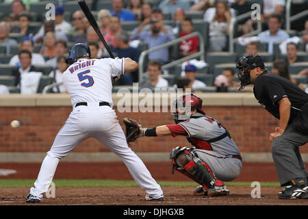 30 juillet 2010 - Flushing, New York, United States of America - 30 juillet 2010 : New York Mets joueur David Wright (# 5) et de la balle qui lui donnerait un run 3 homer pendant le jeu à Citi Field à Flushing, NY : crédit obligatoire .Anthony Gruppuso / Southcreek Global (Image Crédit : © Southcreek/ZUMApress.com) mondial Banque D'Images