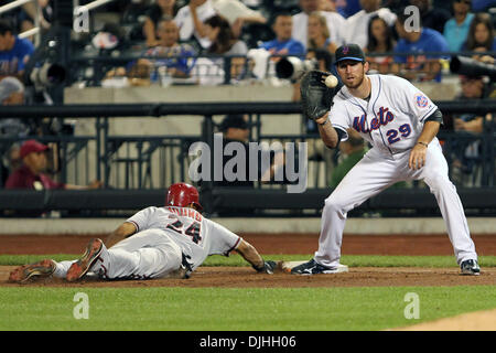 30 juillet 2010 - Flushing, New York, United States of America - 30 juillet 2010 : New York Mets Ike joueur Davis (# 29) reçoit au premier, tandis que le voltigeur des Arizona Diamondbacks Chris Young (# 24) glisse d'avant en arrière pendant le jeu à Citi Field à Flushing, dans l'état de l'Arizona Diamondbacks défait les Mets de New York 9-6..Crédit obligatoire : Anthony Gruppuso / Southcreek Global (Image Crédit : Â© Banque D'Images