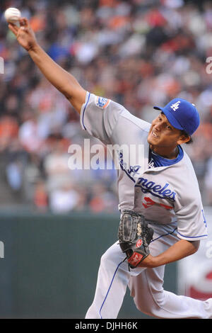 30 juillet 2010 - San Francisco, CA, États-Unis d'Amérique - 30 juillet 2010, San Francisco, CA : Le lanceur partant des Dodgers de Los Angeles, Carlos Monasterios (37) emplacements la balle. Les Giants de San Francisco a gagné le match 6-5. ..Crédit obligatoire : Charles Herskowitz / Southcreek Global (Image Crédit : © Southcreek/ZUMApress.com) mondial Banque D'Images