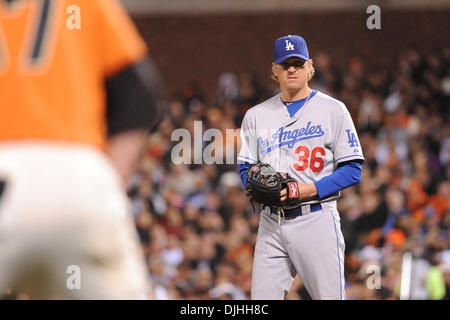 30 juillet 2010 - San Francisco, CA, États-Unis d'Amérique - 30 juillet 2010, San Francisco, CA : de baseball des Dodgers de Los Angeles, Jeff Weaver (36) ressemble à un coureur en troisième. Les Giants de San Francisco a gagné le match 6-5. ..Crédit obligatoire : Charles Herskowitz / Southcreek Global (Image Crédit : © Southcreek/ZUMApress.com) mondial Banque D'Images