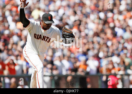 31 juillet 2010 - San Francisco, Californie, États-Unis d'Amérique - 31-Juillet-2010 : San Francisco, CA : Giants de San Francisco accueille les Dodgers de Los Angeles. De baseball des Giants de San Francisco Guillermo Mota (59) réagit comme il sauve le match contre les Dodgers de Los Angeles . San Francisco Giants gagner le match 2-1. Crédit obligatoire : Dinno Kovic / Southcreek Global Media (crédit Im Banque D'Images