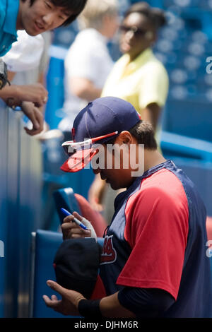 01 août 2010 - Toronto, Ontario, Canada - 01 août 2010 : Cleveland Indians Shin-Soo Choo fielder droit (17) signe un autographe pour un ventilateur avant le match de baseball de la ligue américaine entre les Indians de Cleveland et les Blue Jays de Toronto a joué au Centre Rogers de Toronto, Ontario, Canada. Les Indiens a défait les Blue Jays 5-4. Crédit obligatoire : Frank Jansky / Global Southcreek Banque D'Images