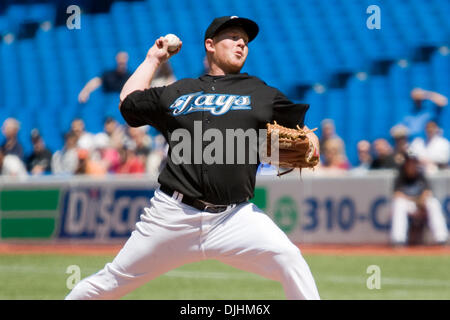 01 août 2010 - Toronto, Ontario, Canada - 01 août 2010 : le lanceur partant des Blue Jays de Toronto Jesse Litsch (51) offre un emplacement à la plaque pendant le match de baseball de la ligue américaine entre les Indians de Cleveland et les Blue Jays de Toronto a joué au Centre Rogers de Toronto, Ontario, Canada. Les Indiens a défait les Blue Jays 5-4. Crédit obligatoire : Frank Jansky / Global Southcreek Banque D'Images