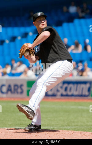 01 août 2010 - Toronto, Ontario, Canada - 01 août 2010 : le lanceur partant des Blue Jays de Toronto Jesse Litsch (51) offre un emplacement à la plaque pendant le match de baseball de la ligue américaine entre les Indians de Cleveland et les Blue Jays de Toronto a joué au Centre Rogers de Toronto, Ontario, Canada. Les Indiens a défait les Blue Jays 5-4. Crédit obligatoire : Frank Jansky / Global Southcreek Banque D'Images