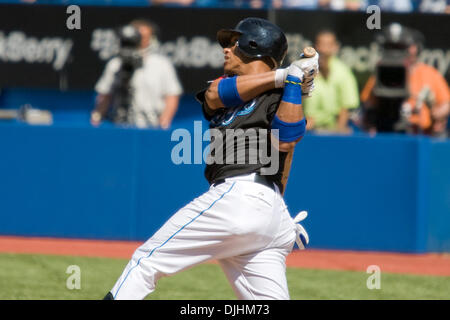 01 août 2010 - Toronto, Ontario, Canada - 01 août 2010 : Blue Jays de Toronto l'arrêt-court Yunel Escobar (7 hits) le premier de la maison pistes pour les Blue Jays au cours de l'American League match de baseball entre les Indians de Cleveland et les Blue Jays de Toronto a joué au Centre Rogers de Toronto, Ontario, Canada. Les Indiens a défait les Blue Jays 5-4. Crédit obligatoire : Frank Jans Banque D'Images