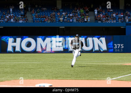 01 août 2010 - Toronto, Ontario, Canada - 01 août 2010 : troisième but des Blue Jays de Toronto Jose Bautista (19 tours) les bases après avoir frappé le deuxième des circuits pour les Blue Jays au cours de l'American League match de baseball entre les Indians de Cleveland et les Blue Jays de Toronto a joué au Centre Rogers de Toronto, Ontario, Canada. Les Indiens a défait les Blue Jays 5- Banque D'Images